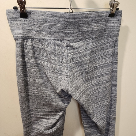Victoria's Secret gray capri leggings size M - Picture 4 of 9